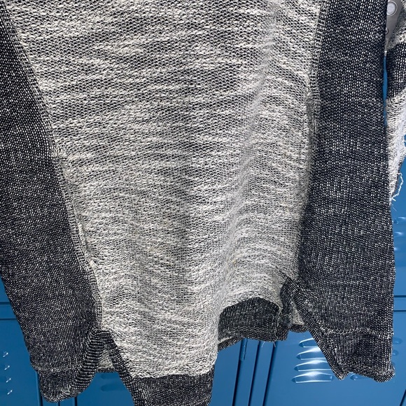 Maurice’s sweater w/ pockets! Ladies size medium - Picture 4 of 7